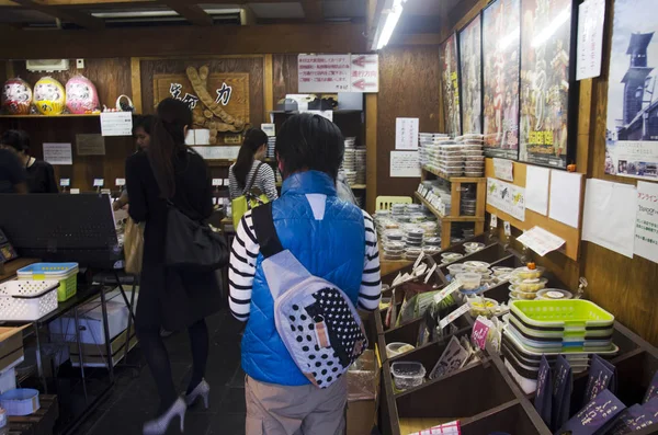 Japoneses y extranjeros viajero compras snack y comida i — Foto de Stock