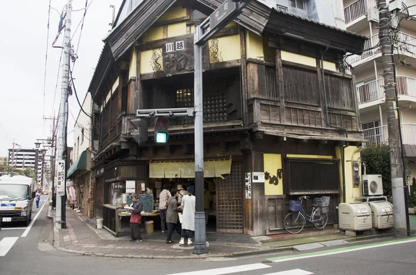 Japanse mensen en buitenlander reiziger winkelen snack en voedsel ik — Stockfoto