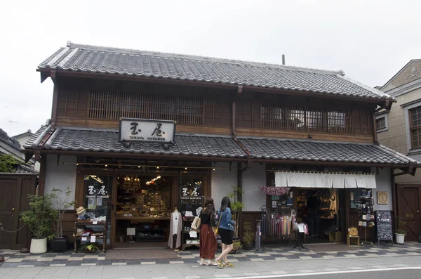 Japoneses y extranjeros viajero caminando y compras souv —  Fotos de Stock