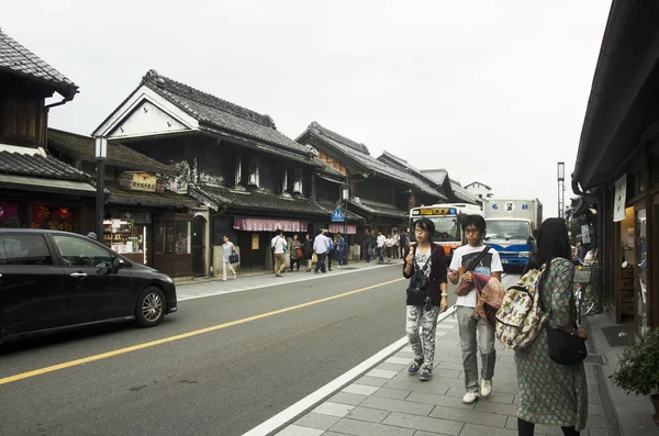 歩いて日本の人々 と外国人旅行者や川で旅行 — ストック写真