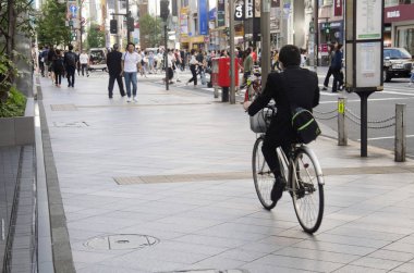 Japonca yürüyen yaya geçidi trafik yol ve bisiklet bicycl insanlar