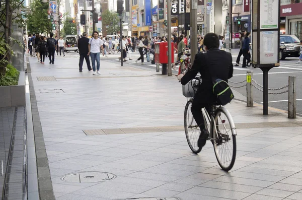 Japoneses caminando travesía tráfico carretera y bicicleta — Foto de Stock