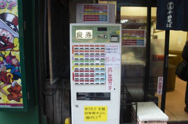 Otomat şehriye ramen dükkan önünde insanlar için satın Hayır