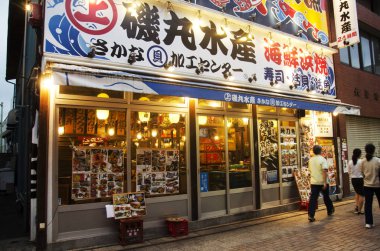 Japon deniz ürünleri yerel restoranda fornt, insanlar 