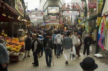 Ve üzerinde alışveriş Japon insanlar ve yolcuları yabancı 