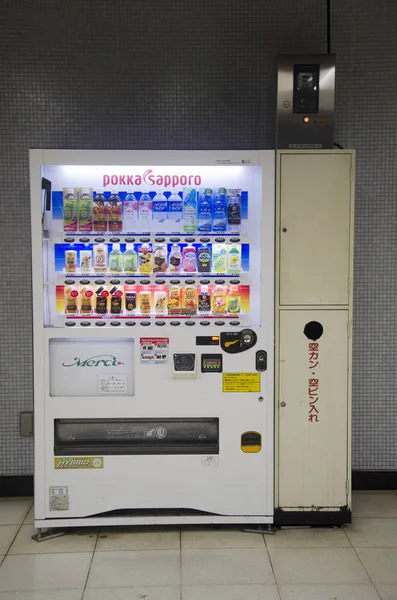 Máquina automática expendedora blanca para personas comprar refrescos en Sub — Foto de Stock