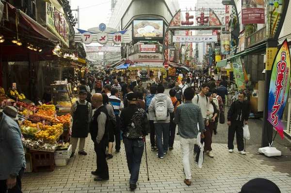 일본 사람과 여행자 외국인 산책 및 쇼핑 — 스톡 사진