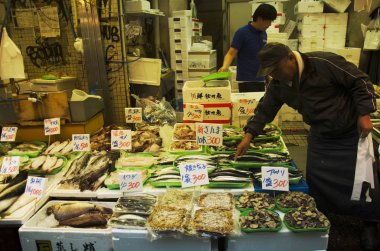 Japonca için insanlar ve yolcuları Caddesi üzerinde Satılık gıda insanlar 