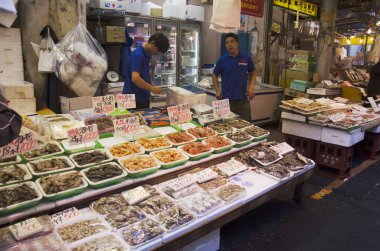 Japonca için insanlar ve yolcuları Caddesi üzerinde Satılık gıda insanlar 