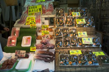 Japonca için insanlar ve yolcuları Caddesi üzerinde Satılık gıda insanlar 