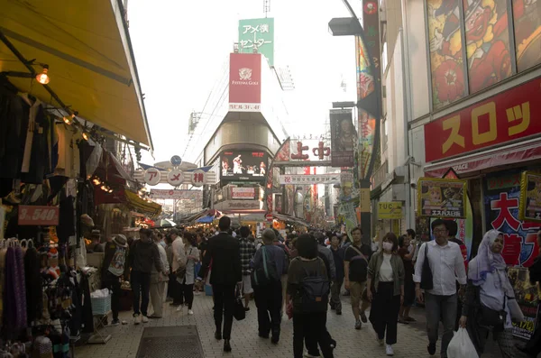일본 사람과 여행자 외국인 산책 및 쇼핑 — 스톡 사진