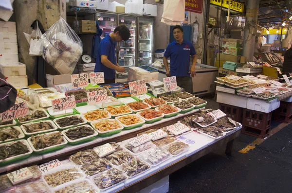 Los japoneses venden comida para personas y viajeros en la calle en — Foto de Stock