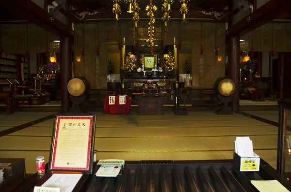 İç ve insanlar ziyaret ve pra için Tokudaiji tapınağın iç — Stok fotoğraf