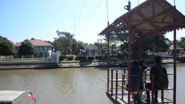 태국 사람과 여행자 케이블카 차오프라야 강을 건너 앉아 — 비디오