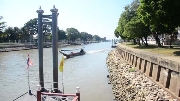 Povo tailandês vela barco de cauda longa atendida para as pessoas viajam — Vídeo de Stock