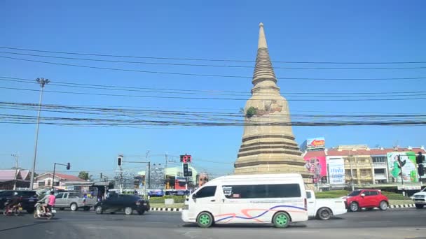 Orang Thailand mengendarai kendaraan di jalan lalu lintas pergi bekerja dan mengunjungi situs arkeologi di bundaran kuno chedi — Stok Video