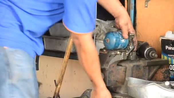 Thai mechanic people change oil, Oil Filter — Stock Video