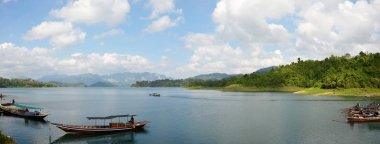 Tay insanlar göndermek için hizmet uzun kuyruk teknem ile yelken ve almak