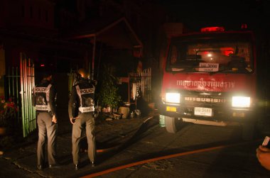 Üzerinde yangın hidrant evinde olduğunu itfaiye itfaiye arabası ile gitmek 