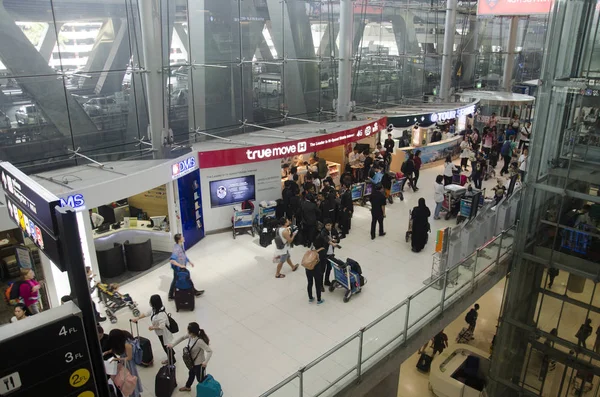 タイ人と外国人旅行者は乗客飛行を待つ — ストック写真