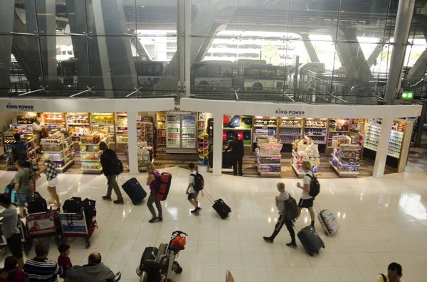 Thaise mensen en buitenlander reiziger wachten vlucht met passagiers — Stockfoto