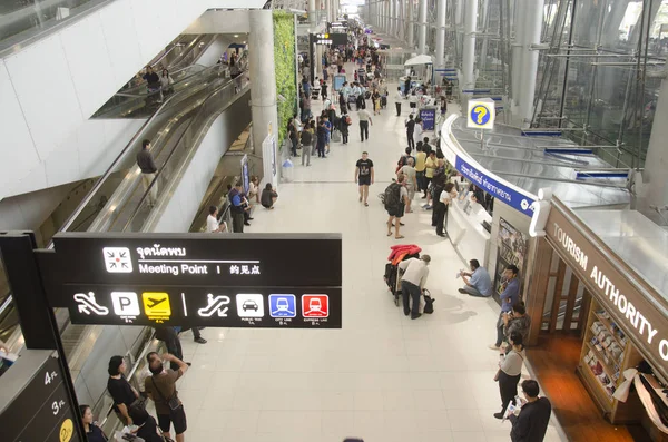Thajský lidé a cizinec cestovatelů čekání letu s cestujícími — Stock fotografie