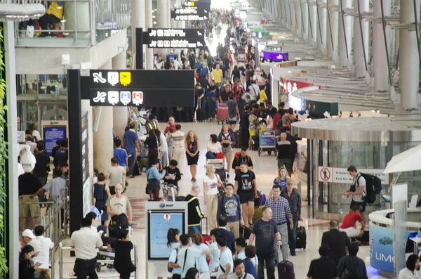 Thailändska folket och utlänning resenären vänta flygning med passagerare — Stockfoto