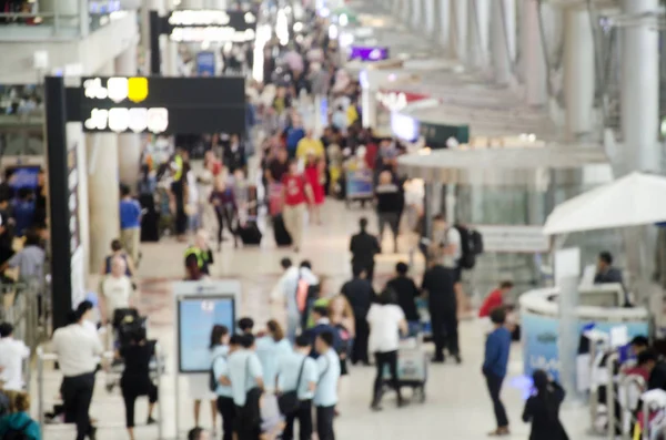 Wazig beweging van Thaise mensen en buitenlander reiziger wachten fligh — Stockfoto