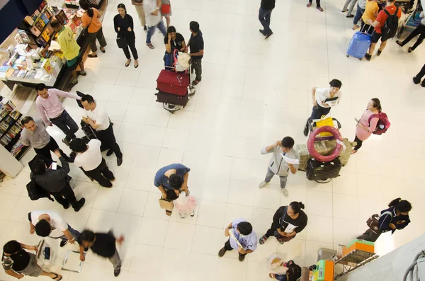 Tailandês e estrangeiro viajante esperar voo com os passageiros — Fotografia de Stock