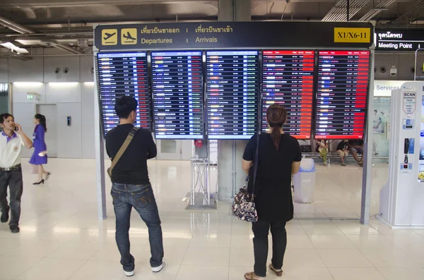 Thai people looking information board check flight passagiere ar — Stockfoto