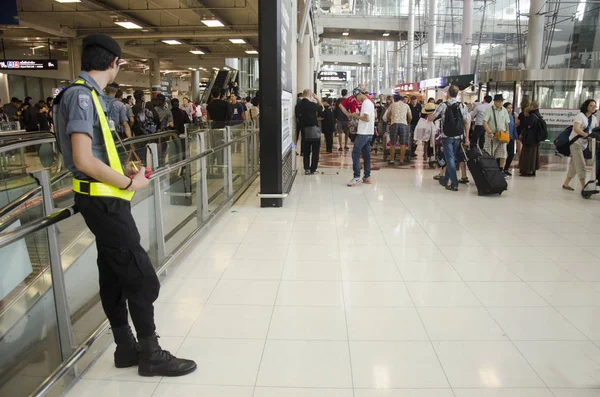 Repülőtéri biztonsági őr állt, a biztonság és a védelem emb — Stock Fotó