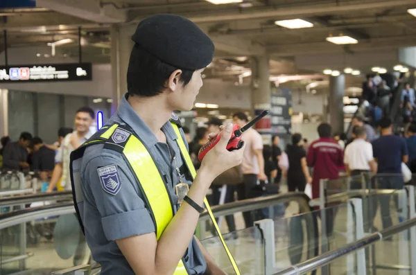 Охранник аэропорта, стоящий за безопасность и защиту людей — стоковое фото