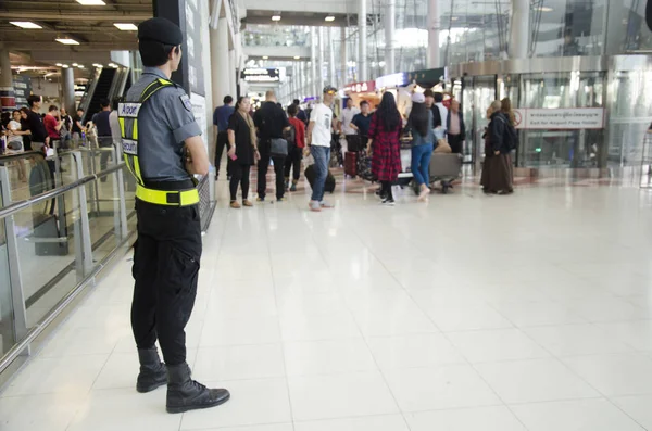 Havaalanı güvenlik görevlisi için güvenlik ve koruma peop ayakta