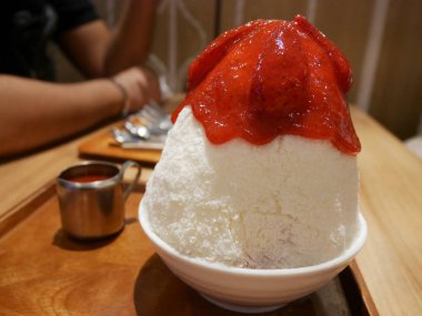 Kesilmiş buz meyve ve tepesi veya beyaz buz süt Kore tatlı ca