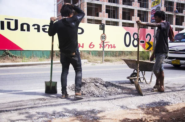 Los tailandeses utilizan compactadores de suelo en obras de construcción y — Foto de Stock