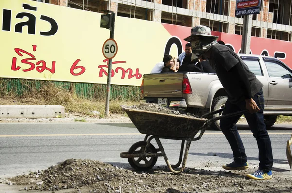 Los tailandeses utilizan compactadores de suelo en obras de construcción y — Foto de Stock