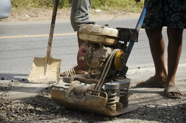 Thai people use soil compactors in construction site working and — Stock Photo, Image