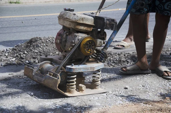 Tay insanlar inşaat sitesi çalışma toprak Kompaktörler kullanın ve — Stok fotoğraf