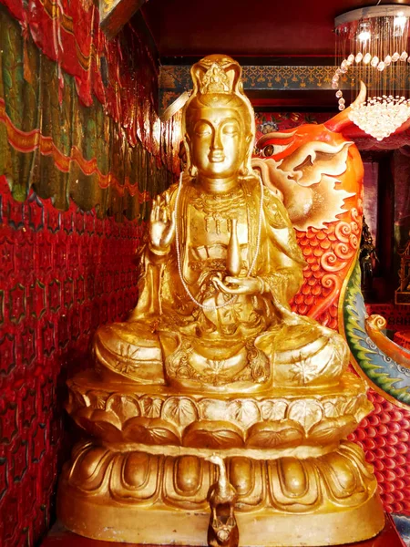 Bayan Prenses Çin tapınak Guanyin bodhisattva heykelinin yani — Stok fotoğraf