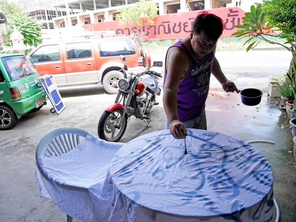 Tailandés hombres atar batik teñido y pintura índigo o mauhom color en fa — Foto de Stock