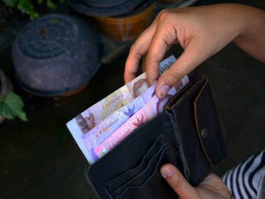 Benim el yapımı cüzdan deri deri timsah yaptı