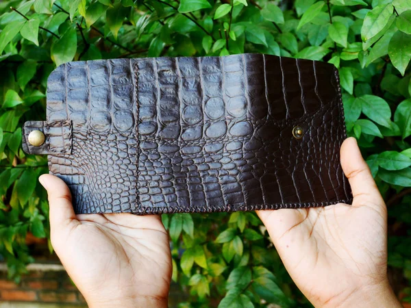 ワニ皮膚から作られた私の手作り財布革 — ストック写真
