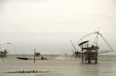 Tay insanlar binme long tail tekne ve peyzaj balıkçılık ile 