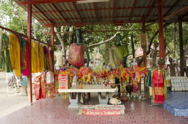 İnsanlar dua ve hayalet ve zombi pla (Preta) heykelleri ziyaret