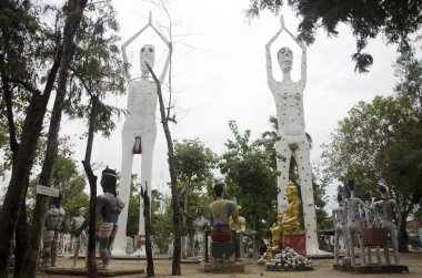 İnsanlar dua ve hayalet ve zombi pla (Preta) heykelleri ziyaret