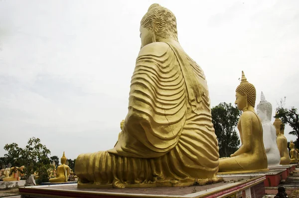 As pessoas rezam e visitam grande estátua de buddhd em Wat Phai Rong Wua — Fotografia de Stock