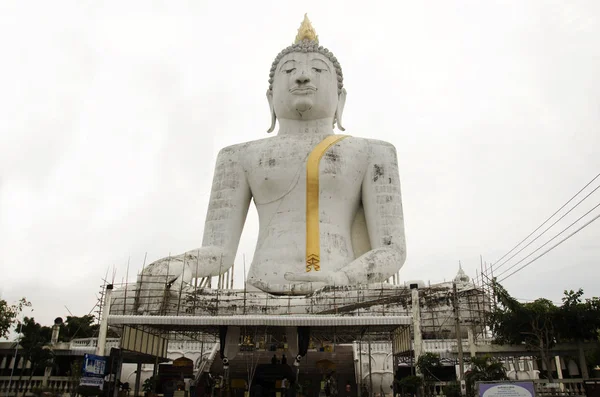 La gente reza y visita gran estatua buddhd en Wat Phai Rong Wua — Foto de Stock