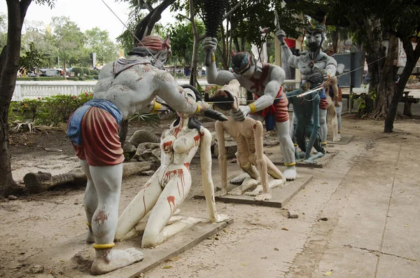 İnsanlar dua ve hayalet ve zombi pla (Preta) heykelleri ziyaret — Stok fotoğraf