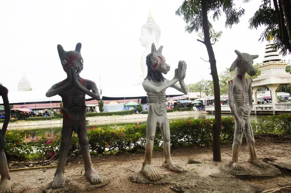 人々 が祈るし、幽霊やゾンビ (餓鬼) pla の彫像を訪問 — ストック写真