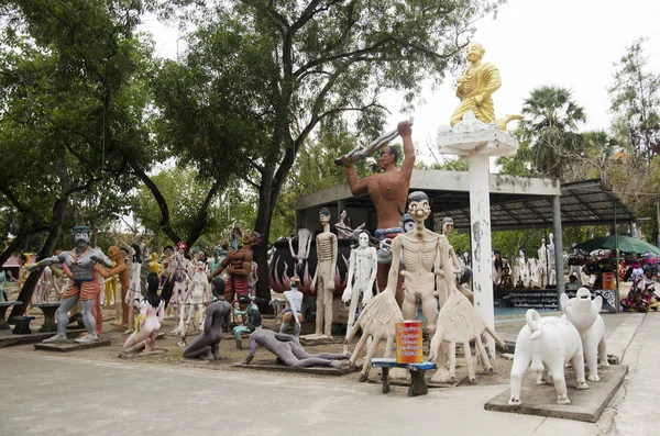 People pray and visit statues of ghost and zombie (Preta) in pla — Stock Photo, Image